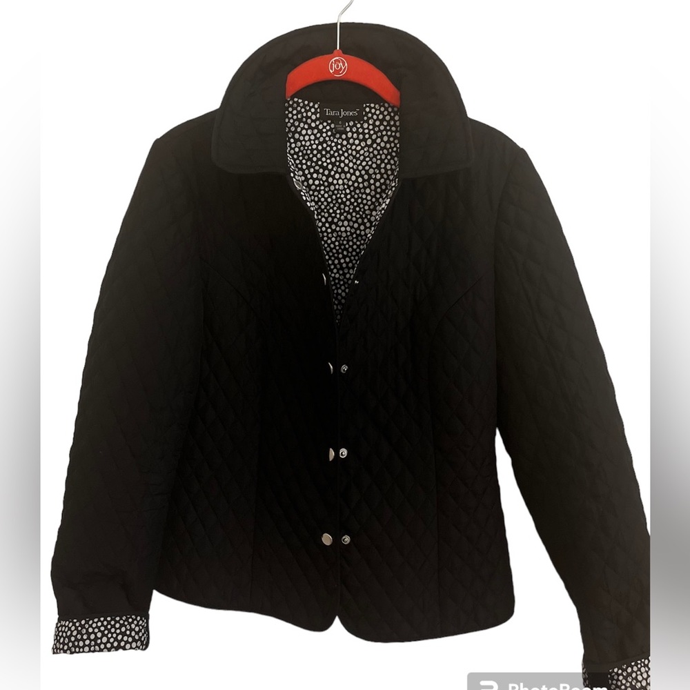 Tara Jones quilted women’s jacket size 6 .  Snap front.  Lightweight.